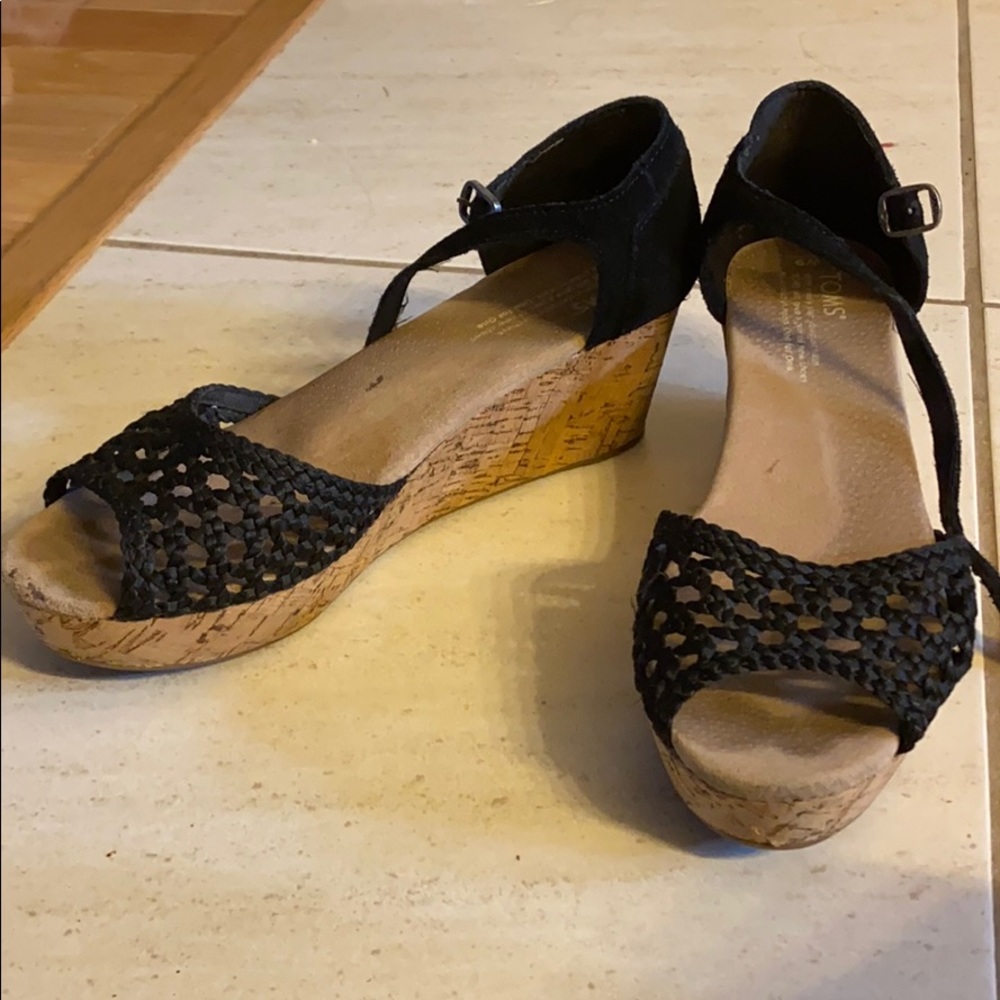 Tom’s black wedges